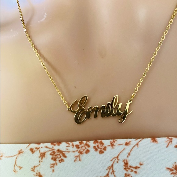 ❤️❤️ Lovely gold color nameplate necklace customize name Emily - Picture 1 of 6